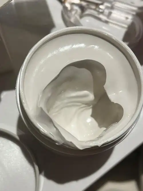 Purifying clay mask in jar packaging