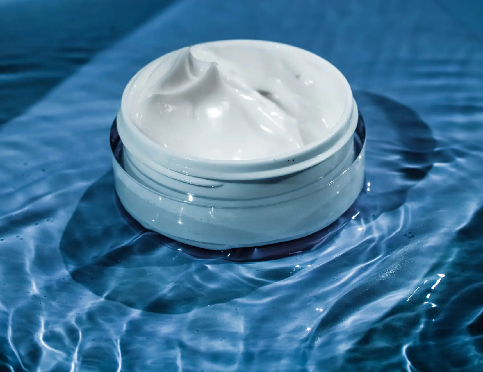 Lightweight oil-free moisturizer in airless pump